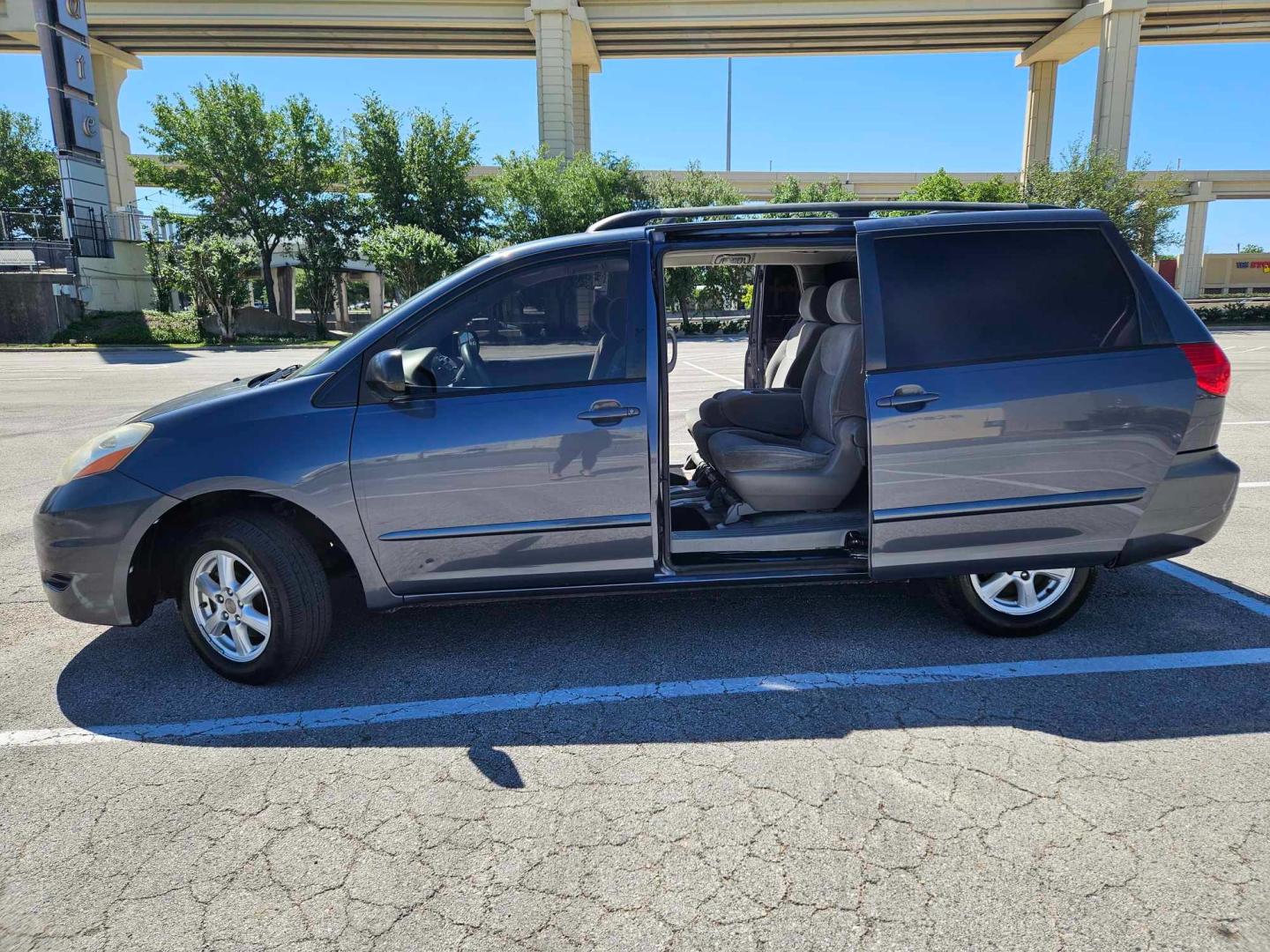 2006 Blue /Grey Toyota Sienna (5TDZA23C06S) , located at 5005 Telephone Rd., Houston, TX, 77087, (713) 641-0980, 29.690666, -95.298683 - Photo#1